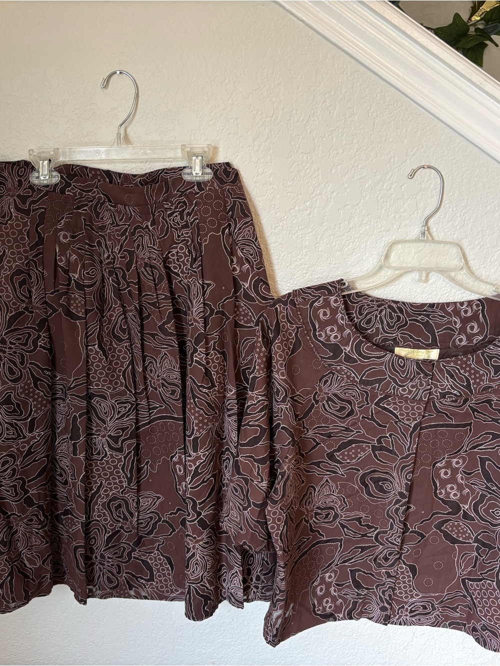 Two-piece Women's Brown swirl-line art skirt/top  Cloze by Shonmot size L